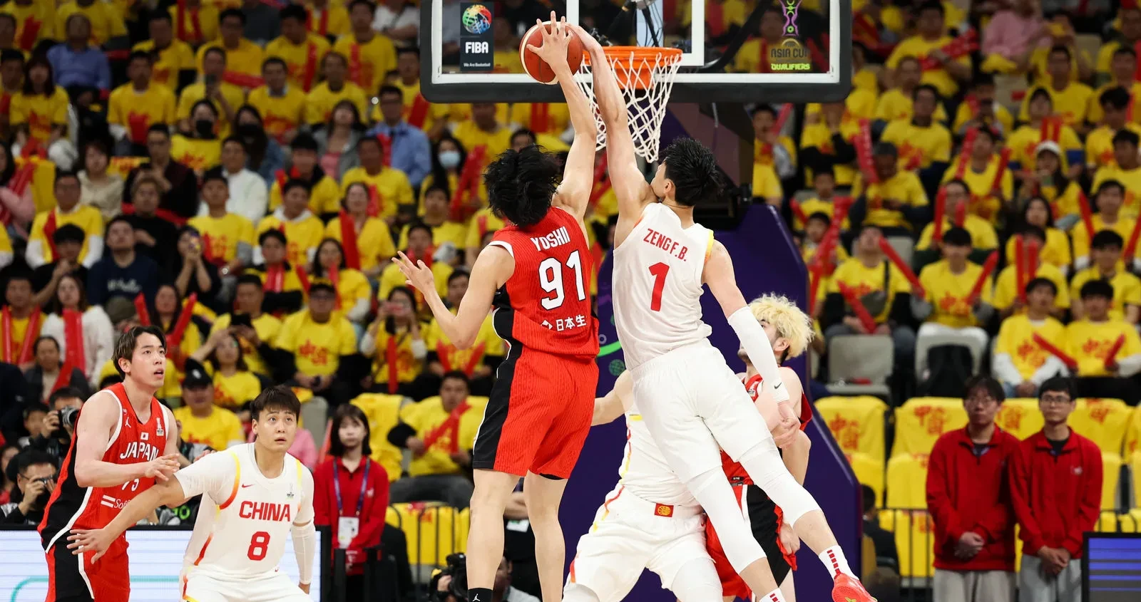 强队对决，场上球员充满斗志